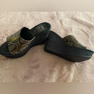 Beautiful Love and Liberty snake printed wedge sandals